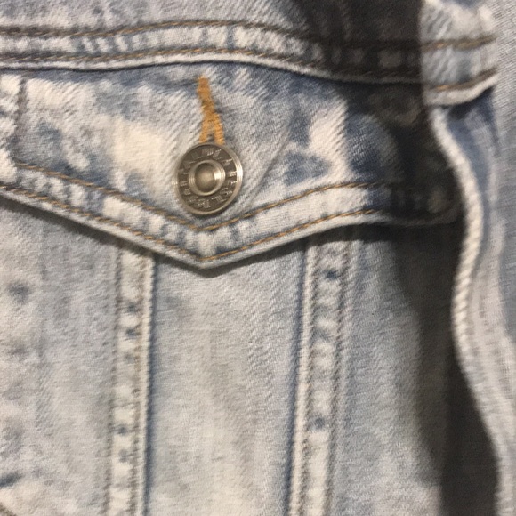 Aritzia Talula Light wash jean jacket - Picture 3 of 4